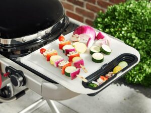 Planche à découper et de service amovible Weber pour une découpe pratique en extérieur