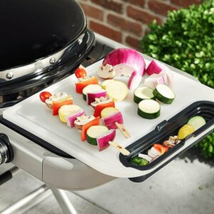 Planche à découper et de service amovible Weber pour une découpe pratique en extérieur