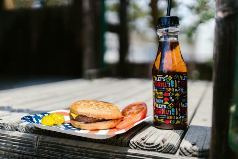 Burger maison 100 % barbecue : pain toasté, steak juteux, sauce maison