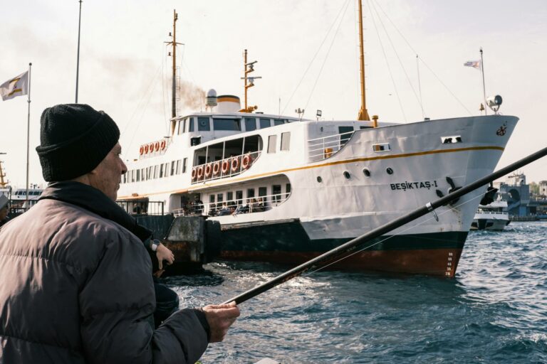 Créer une petite terrasse dans un jardin en pente