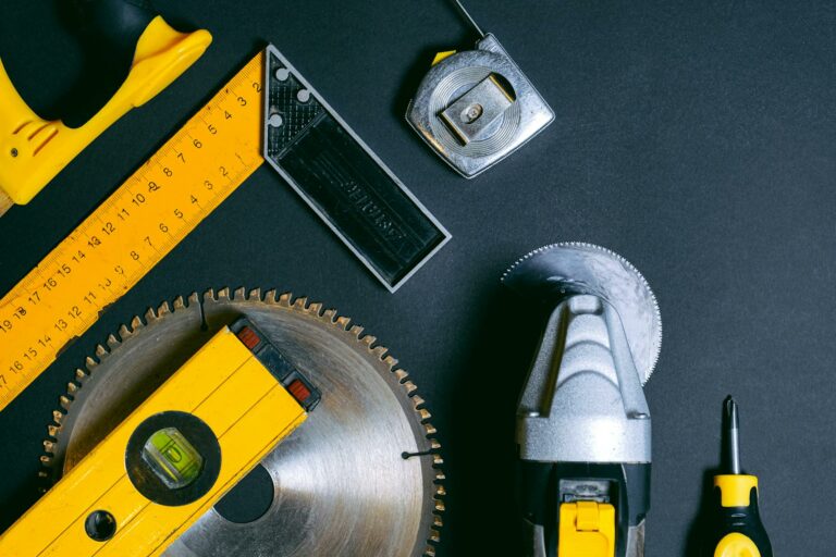 Perceuse à percussion ou visseuse ? Comment choisir l’outil adapté à vos travaux