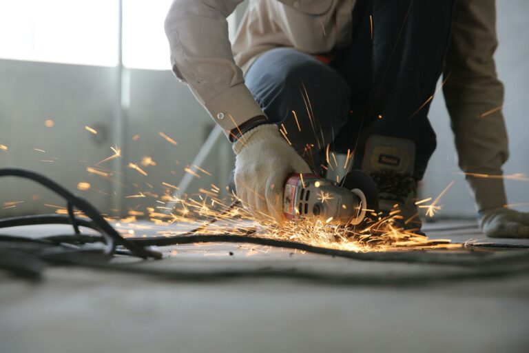 Quelle meuleuse acheter pour couper, poncer ou décaper sans se tromper ?
