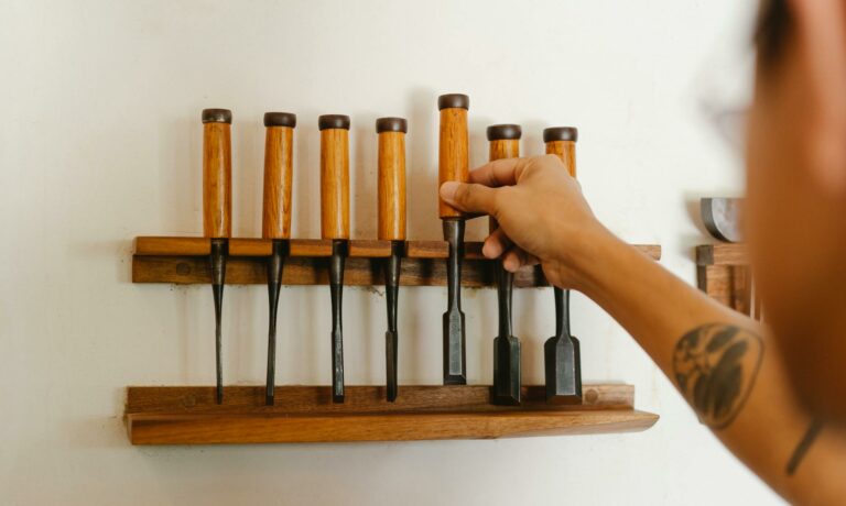 Outils à main essentiels pour un atelier bien équipé : les incontournables à avoir