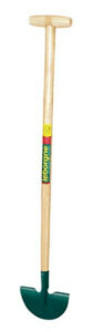 leborgne-dresse-bordures-tole-manche-bois-bequille-1-85x300 Fabriquer une barrière anti-limaces naturelle et décorative