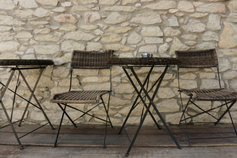 Restaurer une table de jardin en métal rouillé