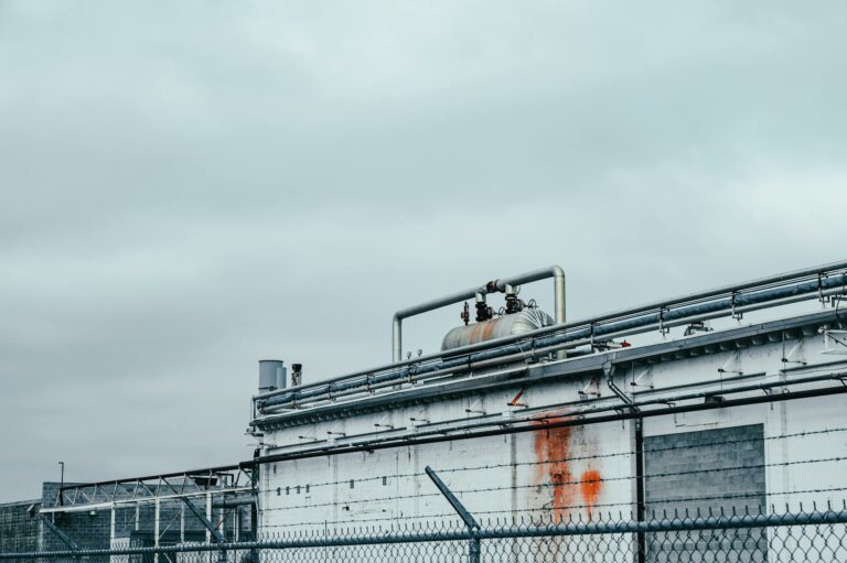 Poser des clôtures en grillage rigide