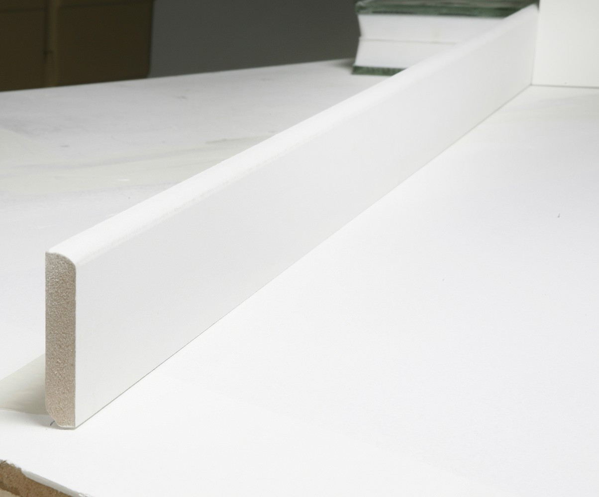 Plinthe médium (MDF) arrondie prépeint blanc, 14 x 80 mm, L.2.44 m