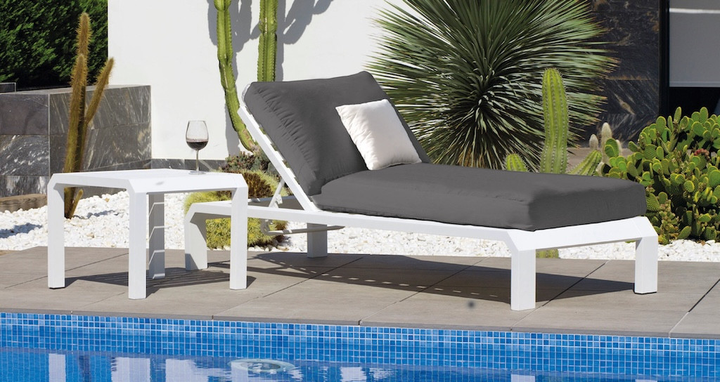 Bain de soleil avec table d’appoint - ZAFIRO-12 - Structure aluminium anthracite - Coussin LUX blanc