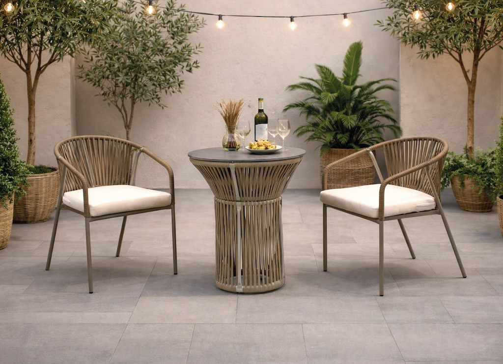 Ensemble bistrot de jardin - RODHOS ALDEREN - Table rond, 2 fauteuils avec coussins LUX - Plateau HPL effet marbre noir - 2 plac
