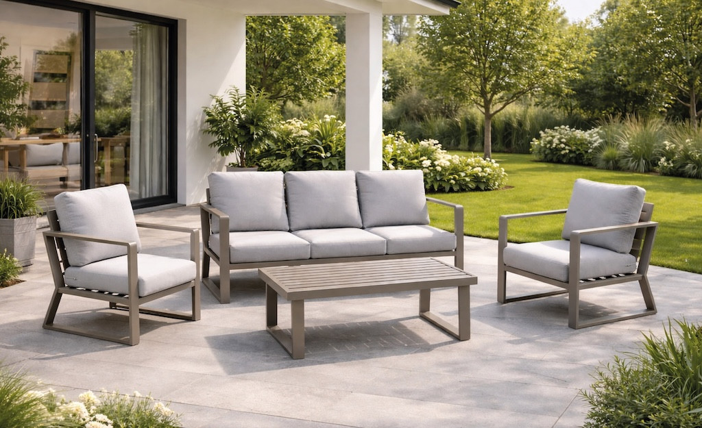 Salon de jardin - BOLONIA-8 LUX - Aluminium champagne - Table basse bois - Coussins tissu Cloud gris clair - 4 à 6 places
