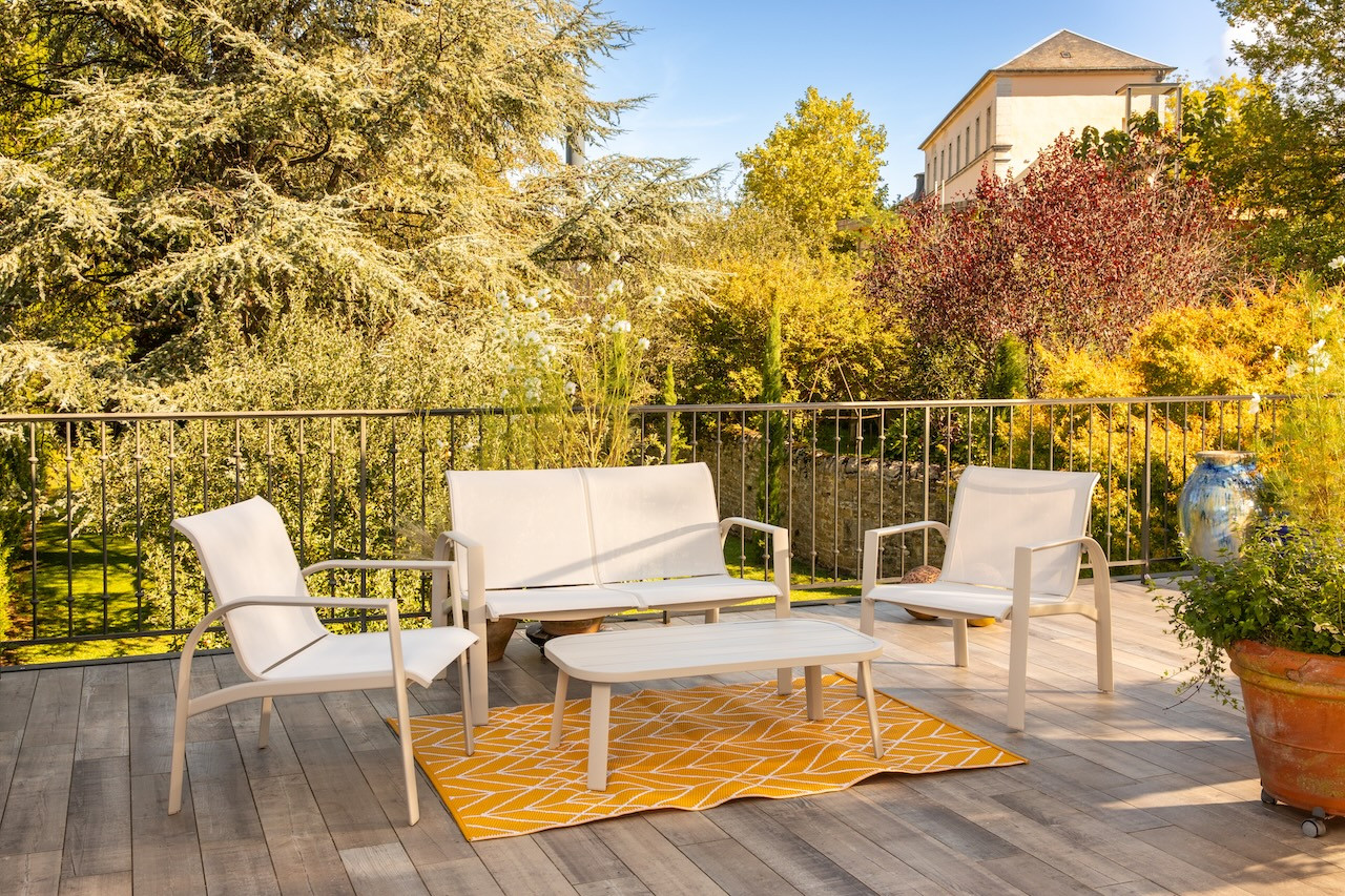 Salon de jardin - Komodo - aluminium et textilène - blanc - 4 places - sofa, 2 fauteuils et table basse