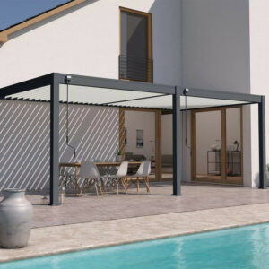 Pergola bioclimatique adossée 6 x 3 m avec 2 stores blancs - aluminium anthracite et lames blanches - toiture étanche