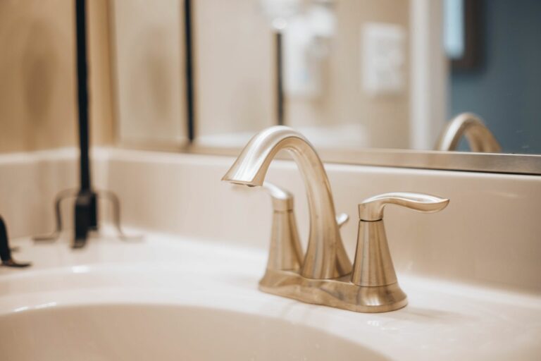 Siphon de lavabo démonté avec un joint conique neuf et un seau de récupération
