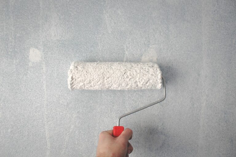 Mur intérieur repeint au rouleau
