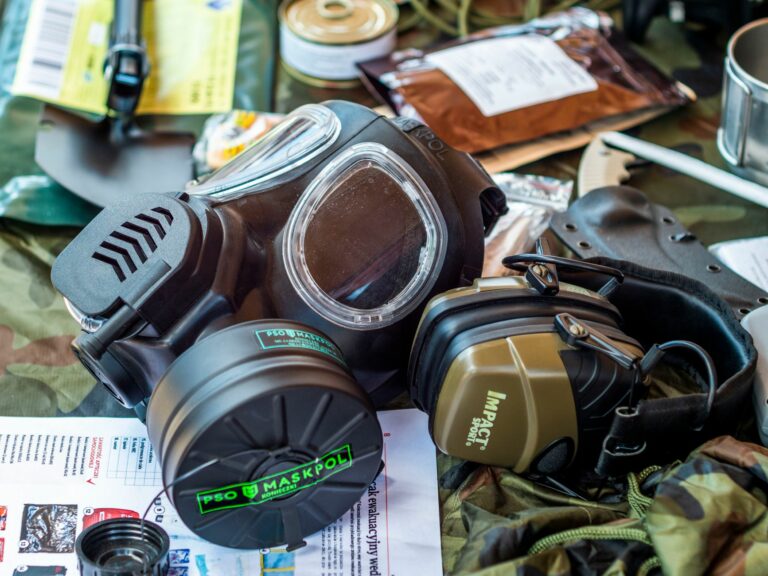 Lunettes, masque respiratoire et casque antibruit sur un établi