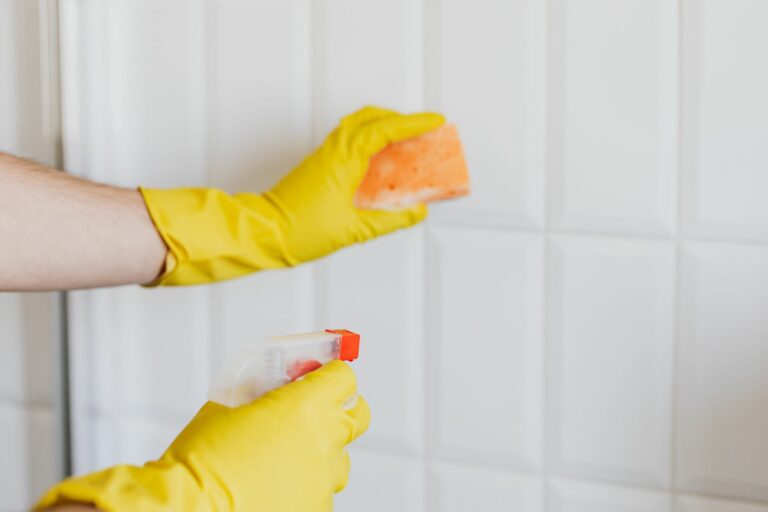 Outil de finition pour joint silicone autour d’un lavabo