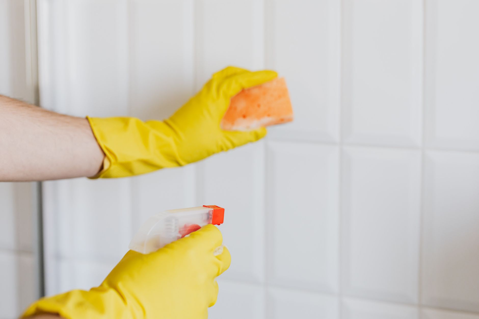 Outil de finition pour joint silicone autour d’un lavabo