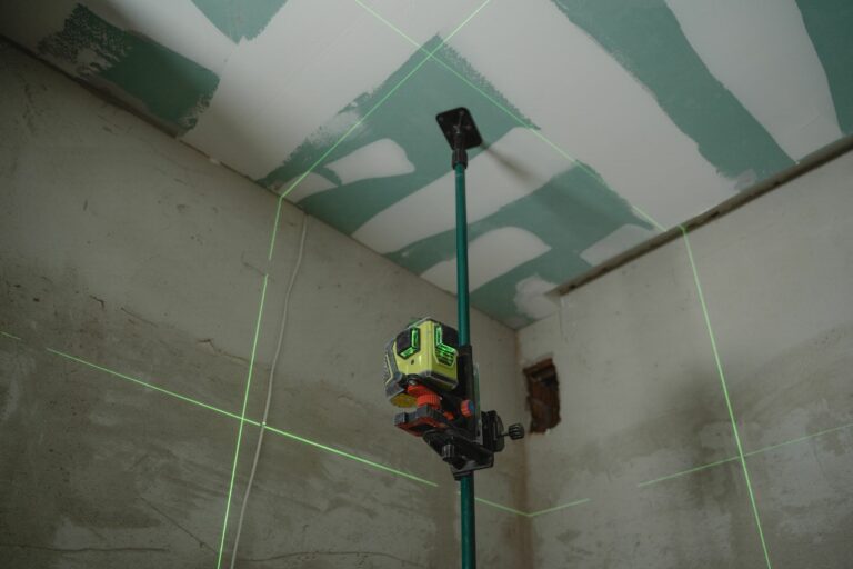 Lignes vertes d’un niveau laser projetées dans une pièce en rénovation