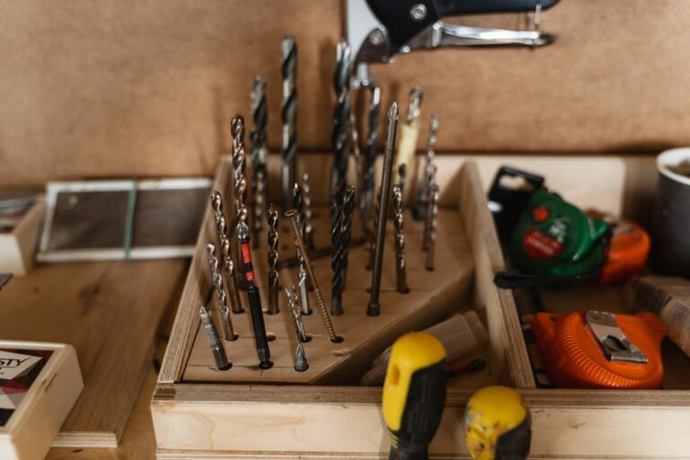 Profils de tournevis PH PZ et Torx alignés sur un établi