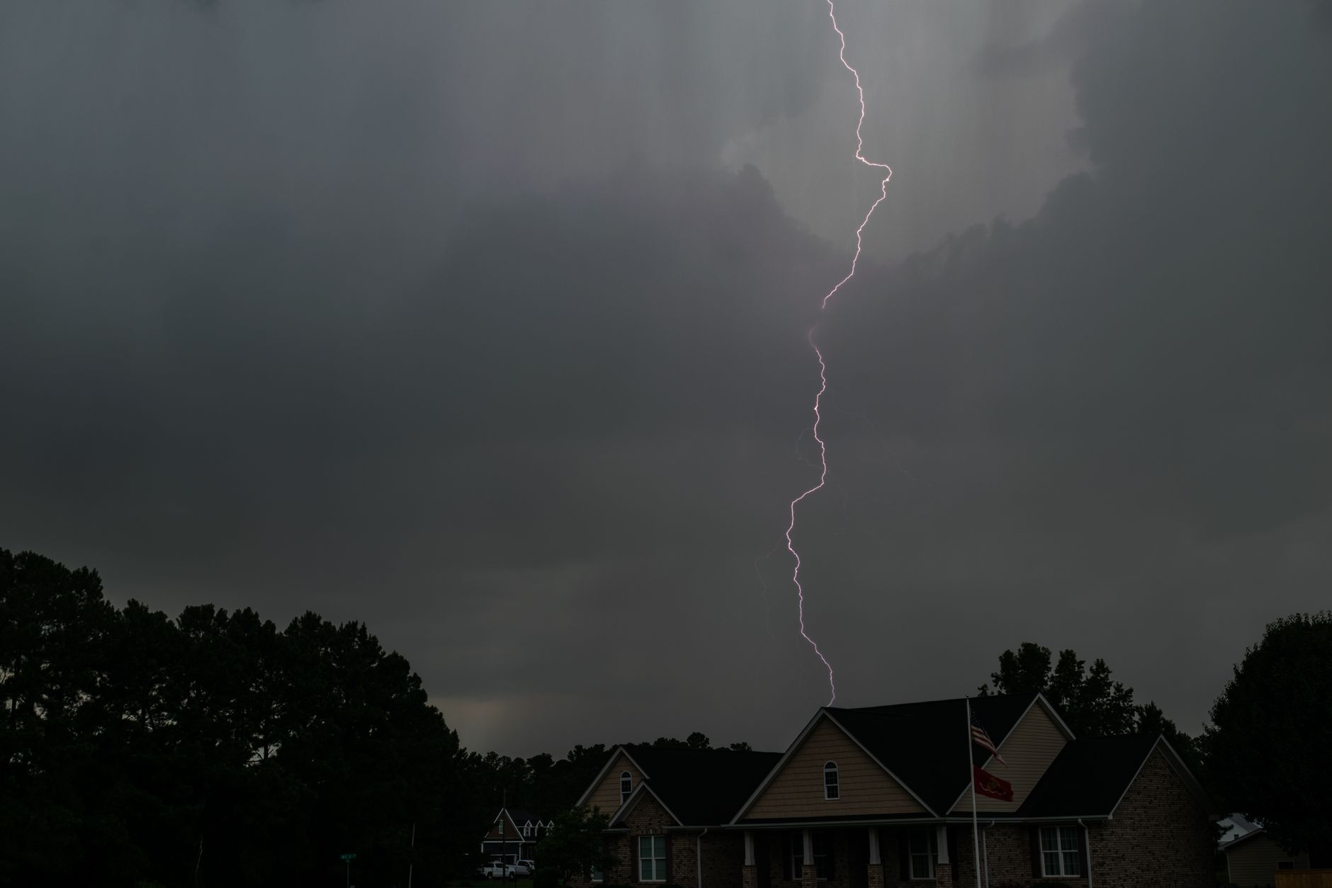 Maison sous un ciel d’orage avec appareils électriques débranchés