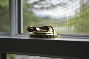 Pose d’une moustiquaire adhésive sans percer sur une fenêtre