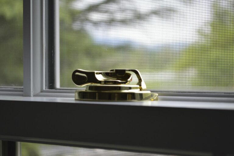 Pose d’une moustiquaire adhésive sans percer sur une fenêtre