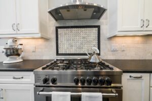 Nettoyage d’un filtre métallique de hotte aspirante dans une cuisine