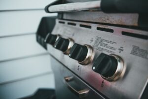 Nettoyage et contrôle de sécurité d’un barbecue à gaz en extérieur