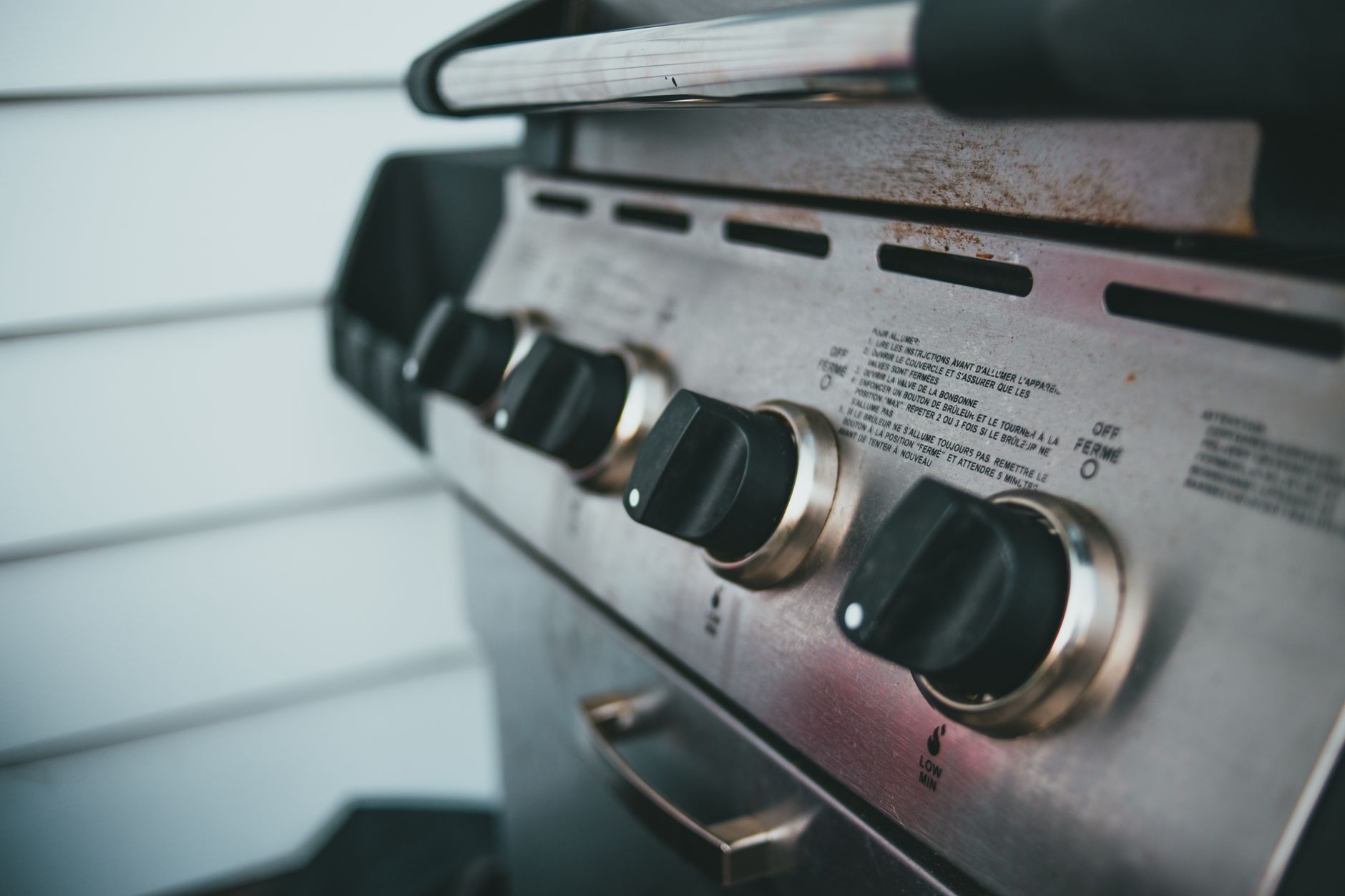 Nettoyage et contrôle de sécurité d’un barbecue à gaz en extérieur