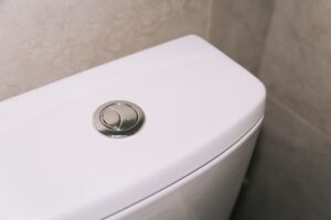 Réservoir de WC ouvert pour diagnostiquer une chasse d’eau qui coule en continu