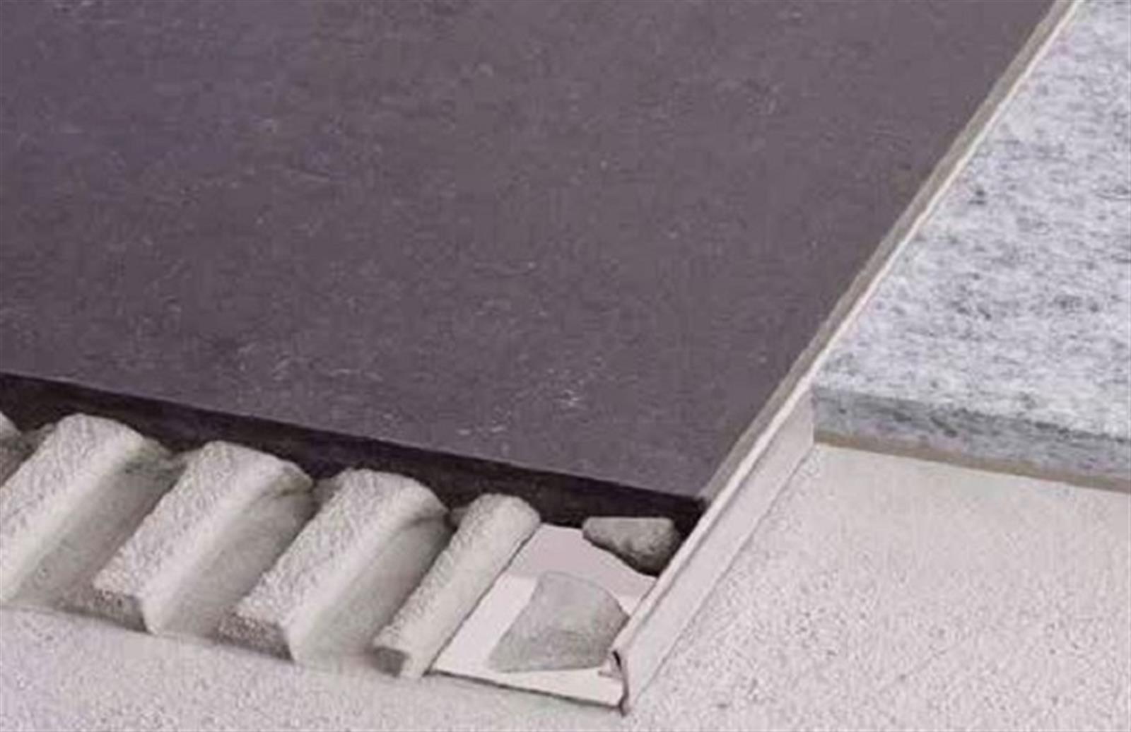 Profilé de décoration et de protection SCHIENE-BASIC 125 - Aluminium naturel anodisé mat - hauteur: 125,5mm - longueur: 2,5ML
