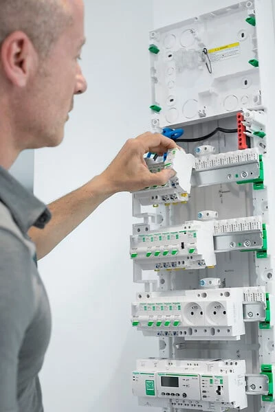 R9H213SE14N - Tableau électrique pré équi