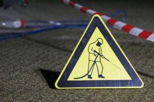 Nettoyeur haute pression utilisé avec précaution sur une terrasse