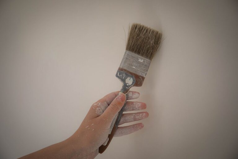 Application d’une peinture adaptée sur un radiateur froid préparé