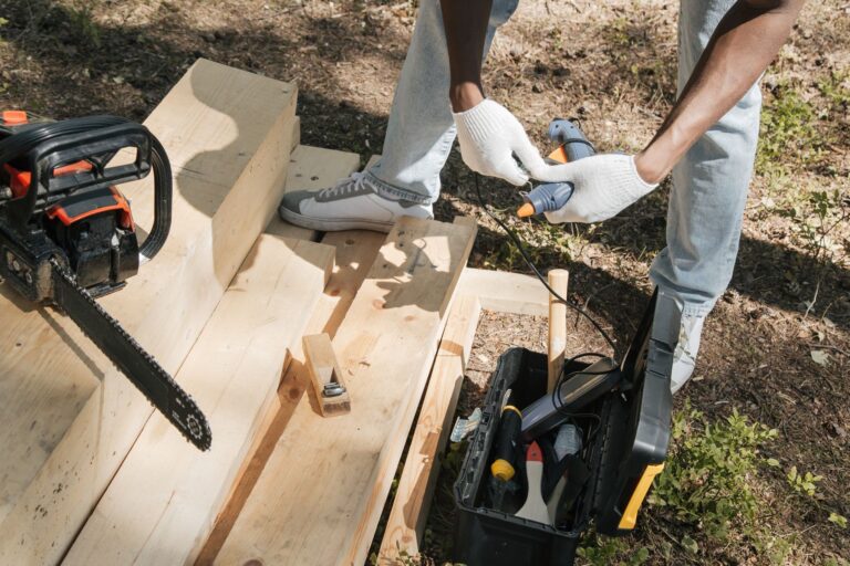 Cloueur de finition et cloueur de charpente déchargés sur un établi